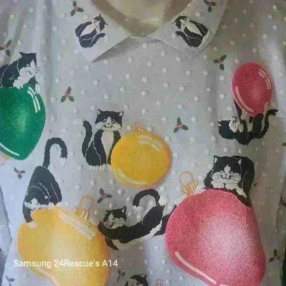 Sylvester Cats Playing With Holiday Ball Ornaments Collared Size L Sweatshirt - Picture 6 of 7